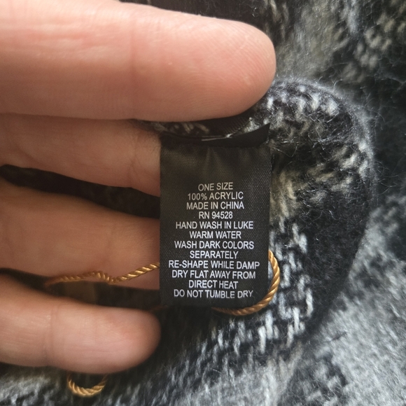 Black And Gray Plaid Cape with Toggle Closure NWOT One Size - Picture 6 of 6